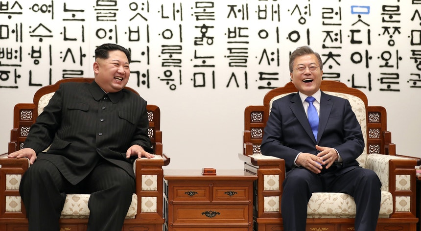 No início dos trabalhos, e segundo a Associated Press, Kim Jong-un disse a Moon Jae-in que não iria repetir o passado em que as duas partes se mostraram "incapazes de alcançar acordos"
