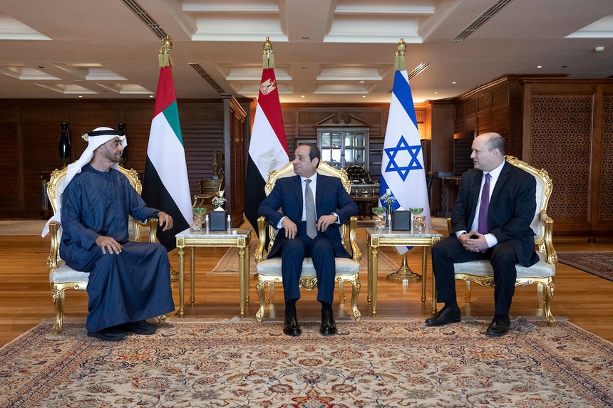Cimeira tripartida em Sharm el-Sheik. à esquerda o príncipe herdeiro de Abu Dabi, sheik Mohammed bin Zayed Al Nahyan, ao centro o presidente egípcio Abdel Fattah al-Sisi, e à direita o primeiro-ministro israelita Naftali Bennet 
