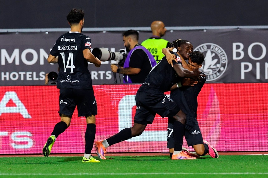 Imagem de Académico de Viseu vence Vitória de Guimarães