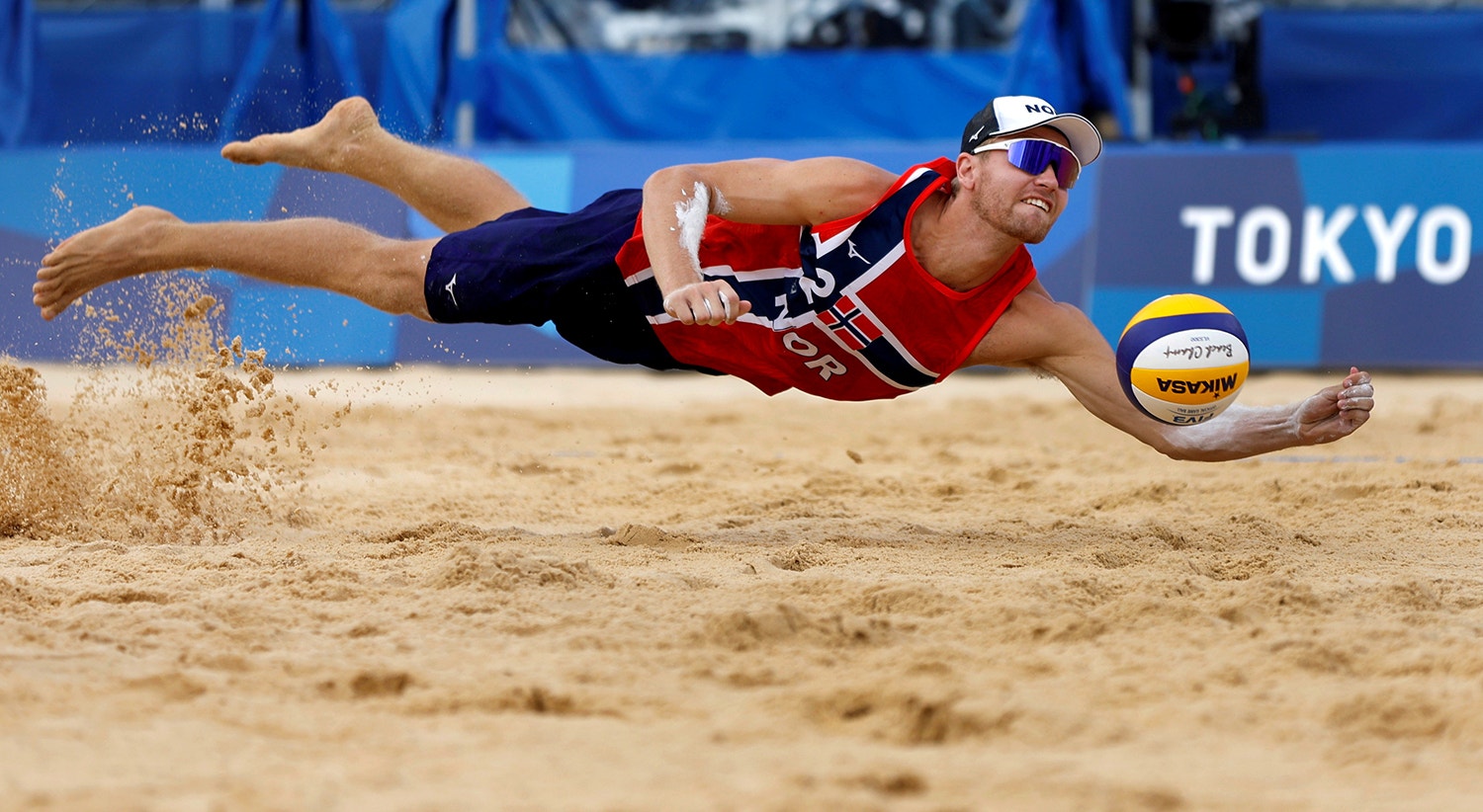  Nos quartos-de-final de voleibol de praia ROC vs Noruega. O voo para a bola do atleta Christian Sorum. | Foto: John Sibley - Reuters 