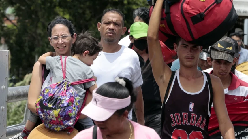 Imagem relacionada com a notícia: Cada vez mais venezuelanos decidem deixar o país
