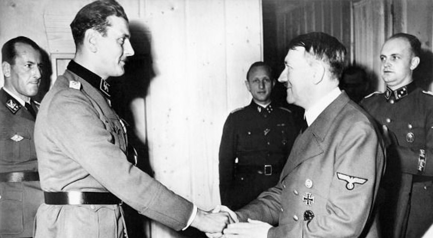 Otto Skorzeny é cumprimentado por Hitler após o sucesso da operação que permitiu libertar Mussolini

