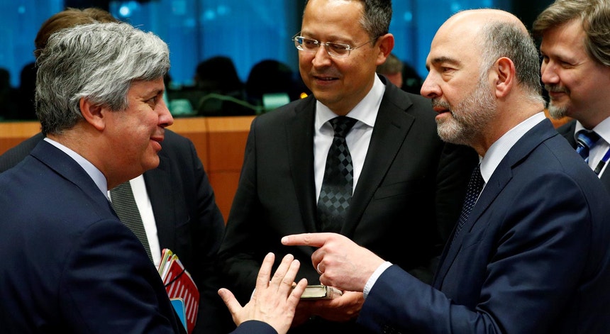 Ministro português das Finanças com comissário Europeu Pierre Moscovici (à direita)
