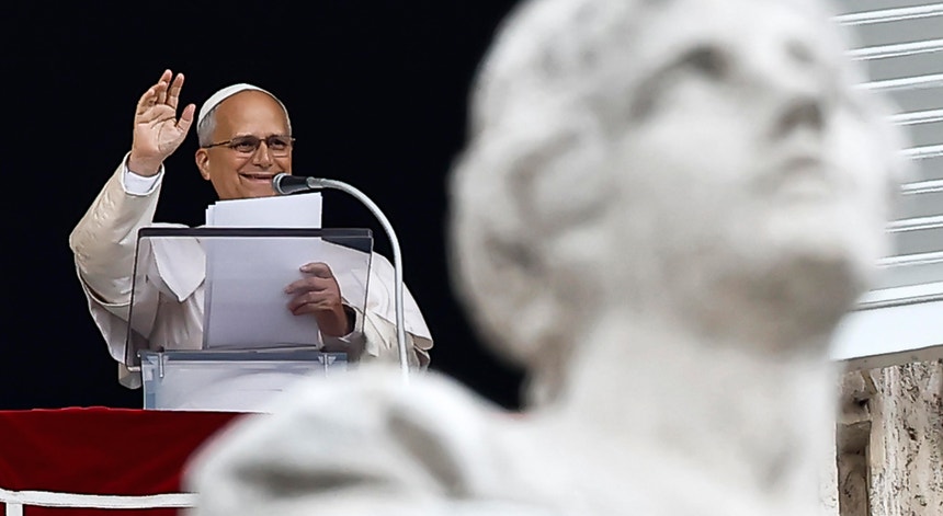 Imagem de "Com a ajuda de Deus". Papa reaparece e volta a falar à Praça de São Pedro