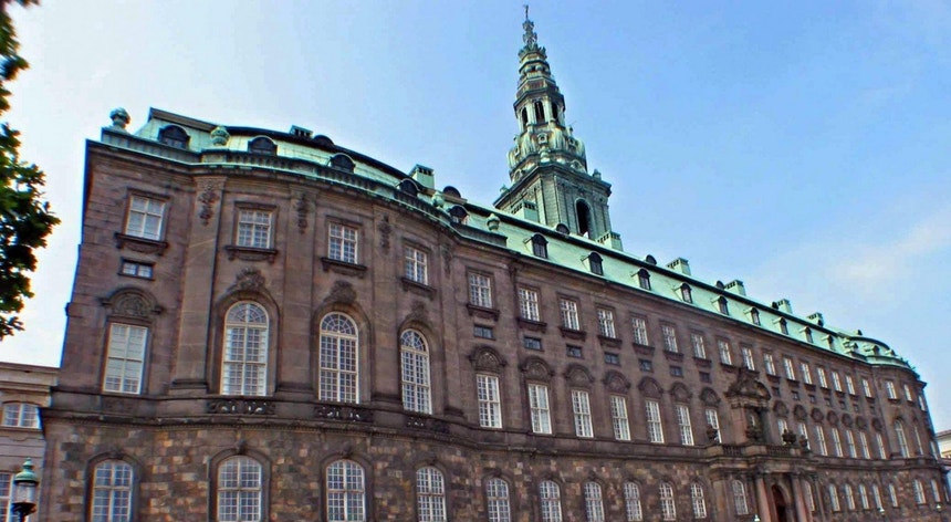 O parlamento dinamarquês recebe esta quinta-feira uma conferência internacional de doadores a favor da Ucrânia
