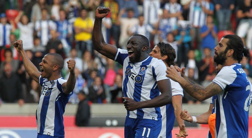 Jogadores do FC Porto festejam durante a vitória frente ao Marítimo, na jornada que antecedeu a confirmação do título nacional
