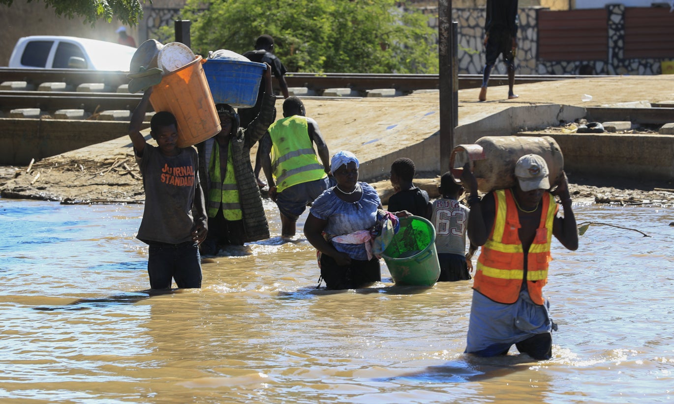 "Aqui até uma esteira é luta", desalojados em Benguela moram agora num bairro de tendas