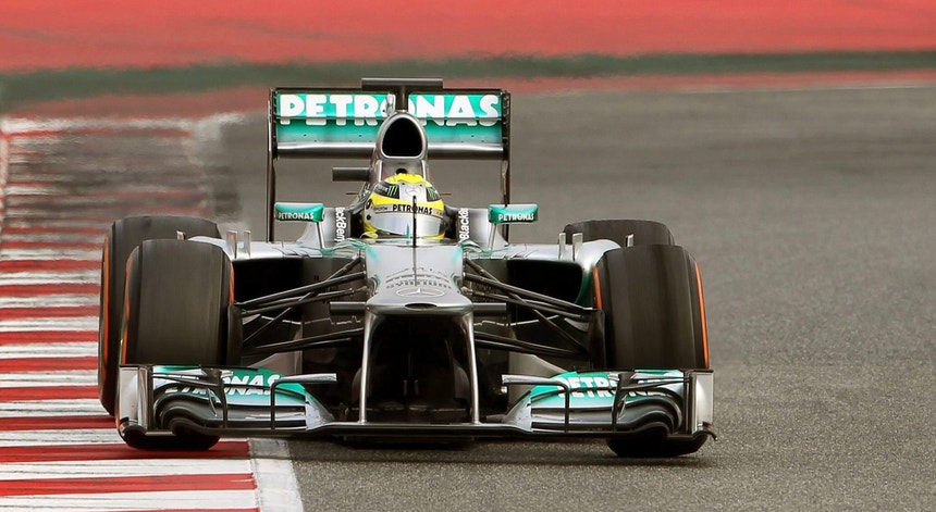 Rosberg continua ao volante de um Mercedes por mais dois anos
