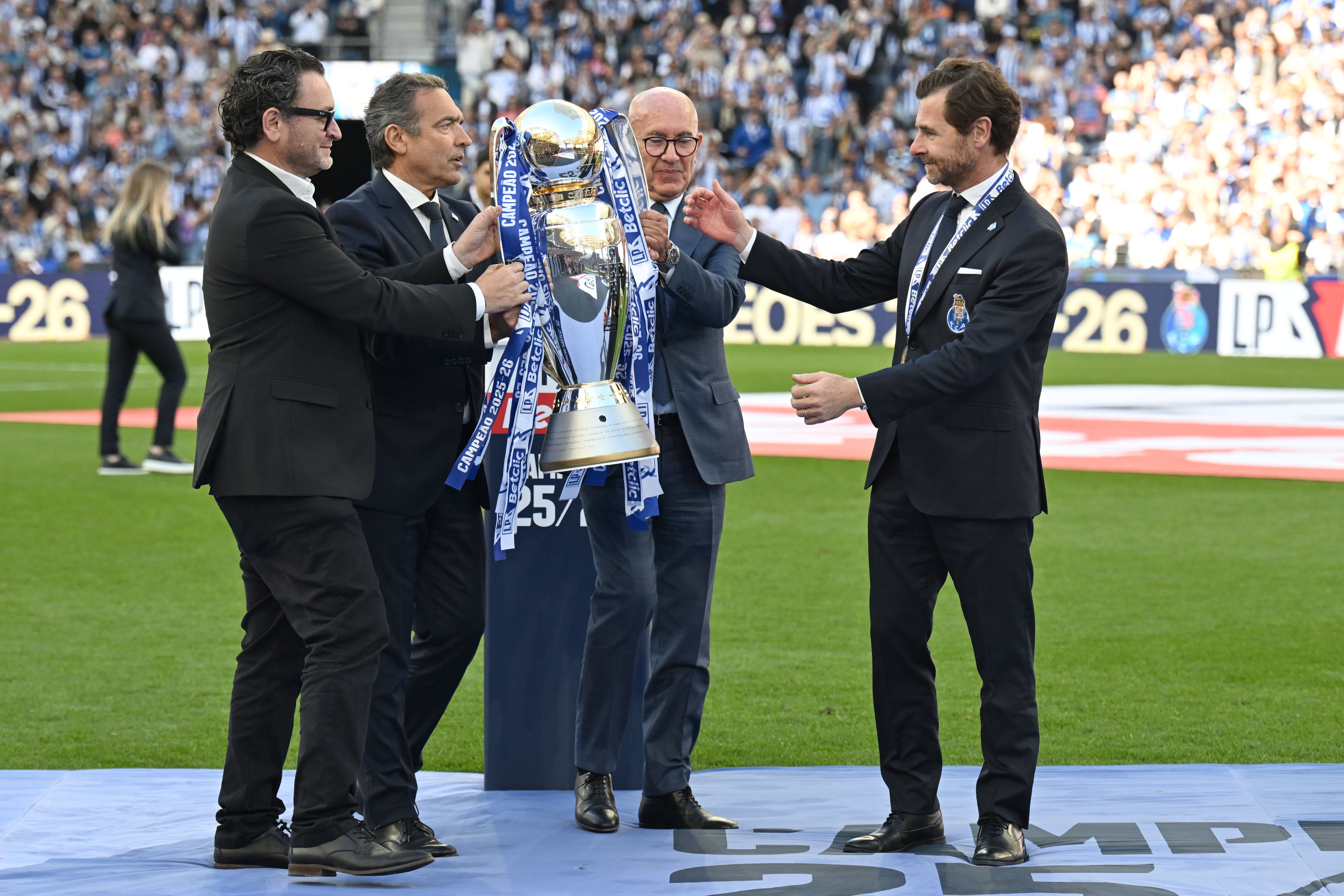 FC Porto olha ao futuro após o título. Villas-Boas quer segurar base, mas admite mudanças