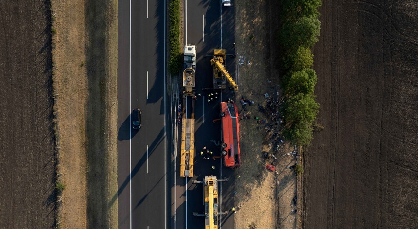 Doze mortos em acidente de autocarro em autoestrada na Hungria