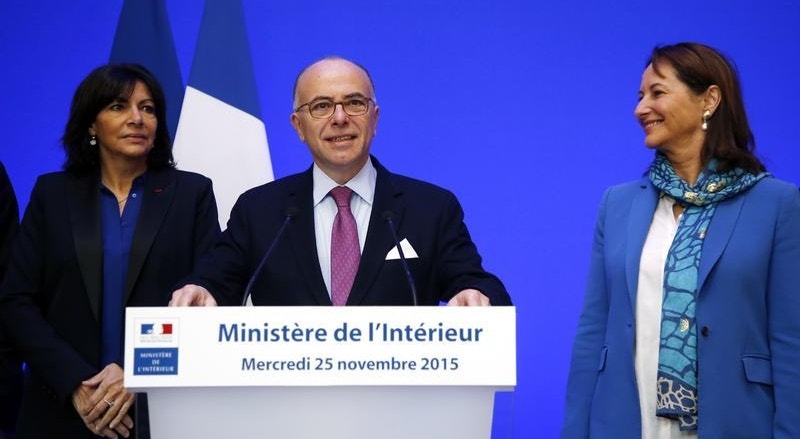 Bernard Cazeneuve, ministro do Interior de França, rodeado da ministra do Ambiente, Segoléne Royal e da Presidente da Câmara de Paris, Anne Hidalgo
