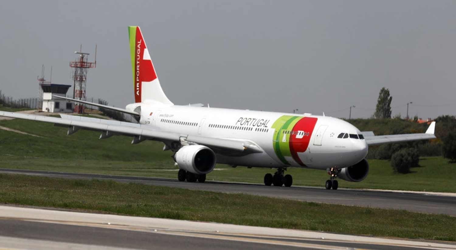 Em Lisboa. Explos�o em motor de avi�o da TAP faz abortar descolagem