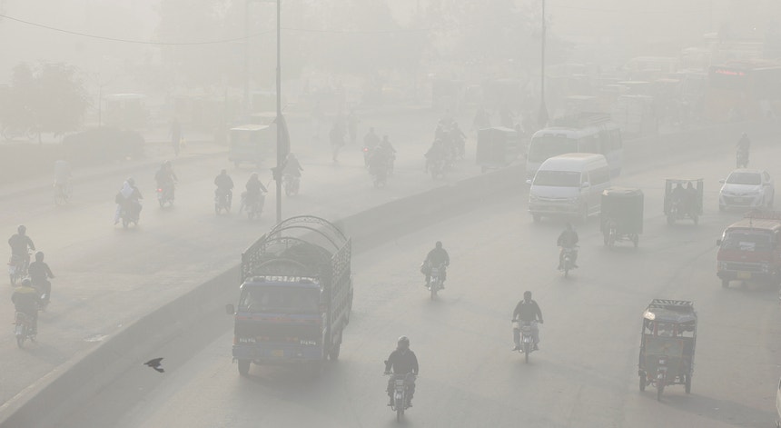 Lahore foi considerada a cidade mais poluída do mundo na quarta-feira
