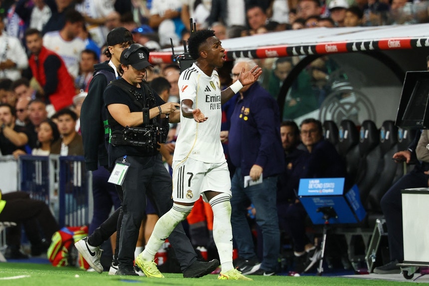 Imagem de Vinícius Júnior pede desculpas pela reação no clássico contra o Barcelona