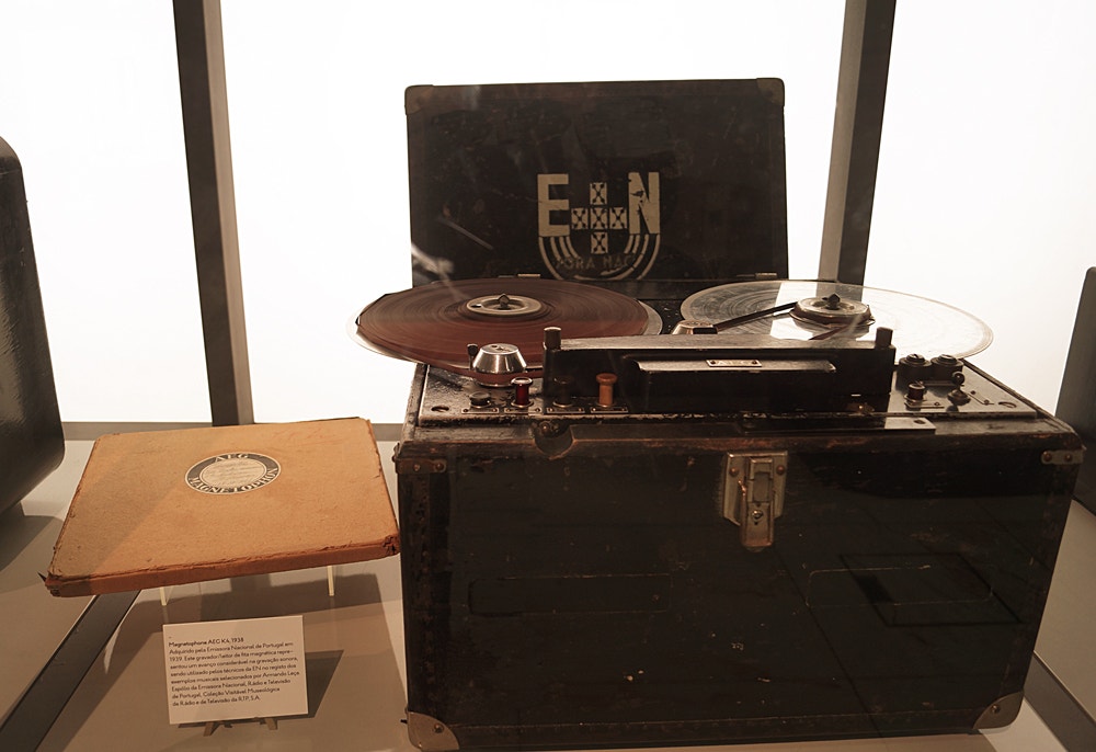  Sara Piteira / Foi o primeiro gravador/leitor de fita magn&eacute;tica. Esta pe&ccedil;a representou um grande avan&ccedil;o na grava&ccedil;&atilde;o sonora, possibilitando &agrave;s esta&ccedil;&otilde;es de r&aacute;dio a grava&ccedil;&atilde;o dos seus programas e tamb&eacute;m edi&ccedil;&atilde;o em est&uacute;dio. 