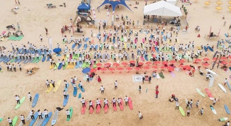 A maior aula de surf do mundo juntou mais de 300 surfistas
