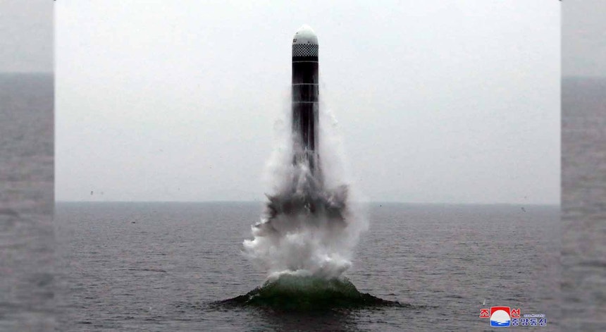 Imagem disponibilizada pela Coreia do Norte do lançamento do míssil
