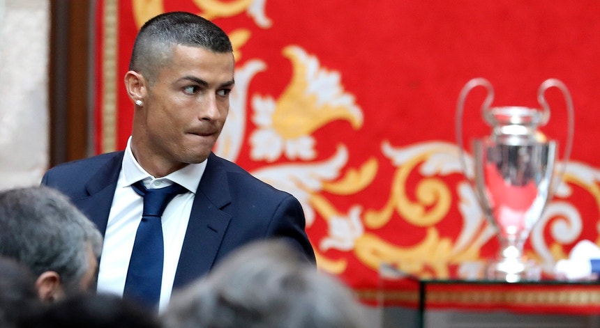 Cristiano Ronaldo ouviu os adeptos pedirem mais uma Bola de Ouro
