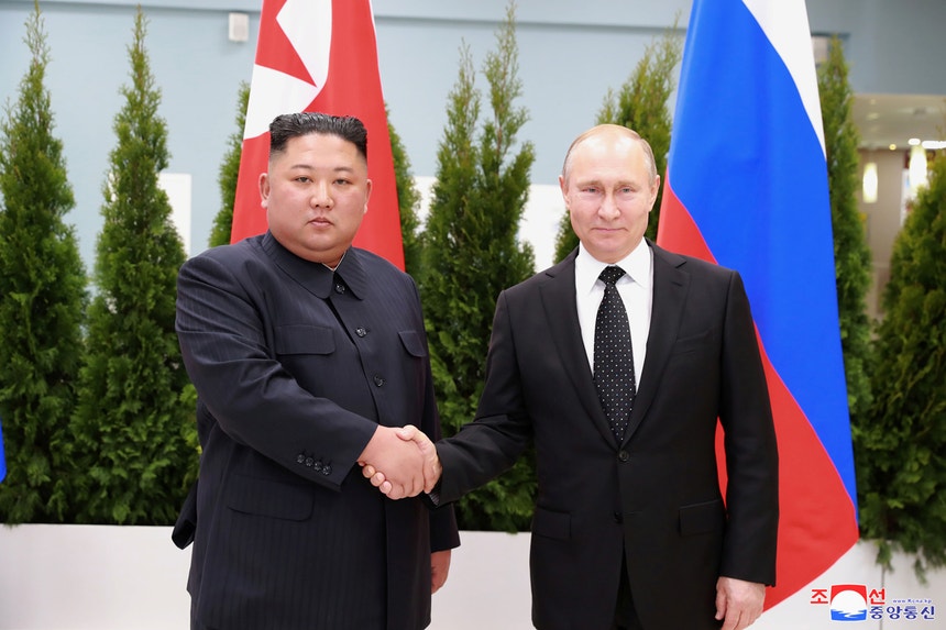 25 de abril de 2019. O lider norte coreano Kim Jong Un cumprimenta o Presidente russo Vladimir Putin durante uma visita em Vladivostok, na Rússia.
