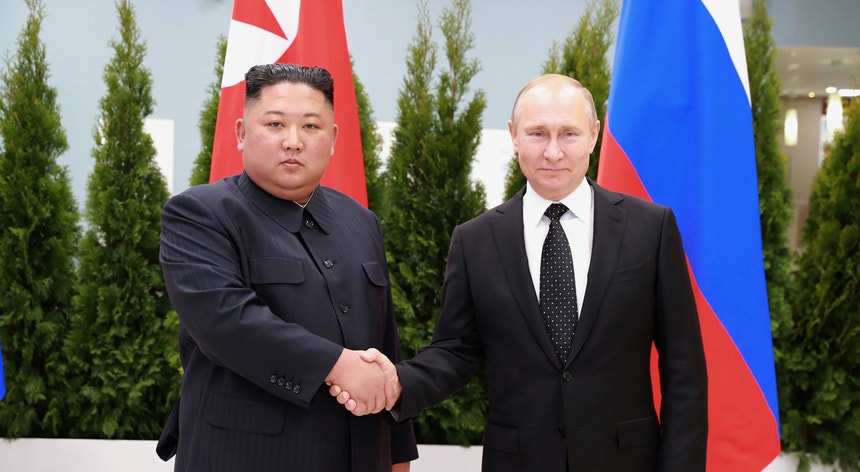25 de abril de 2019. O lider norte coreano Kim Jong Un cumprimenta o Presidente russo Vladimir Putin durante uma visita em Vladivostok, na Rússia.
