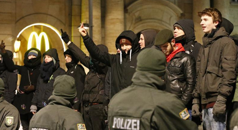 Manifestantes anti-Pegida em Dresden a 12 de janeiro de 2015, sob o olhar da polícia (foto: Reuters) Manifestantes anti-Pegida em Dresden a 12 de janeiro de 2015, sob o olhar da polícia (foto: Reuters)