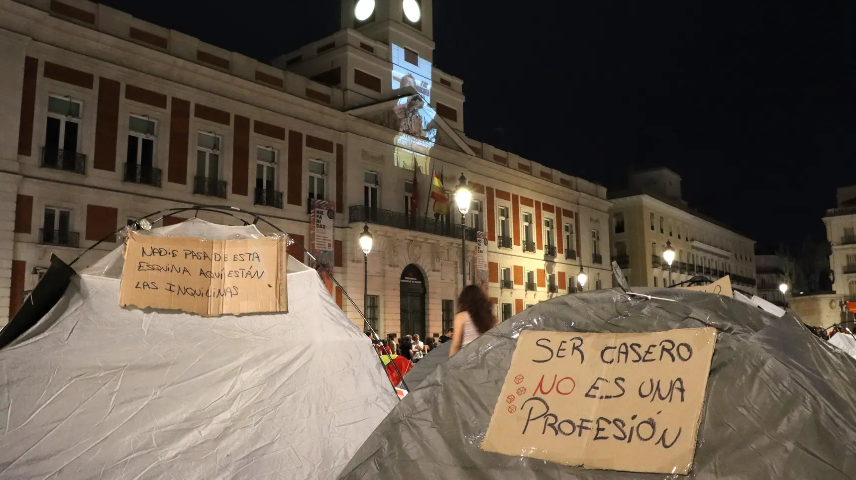 Centenas de pessoas acampam pela segunda noite em Madrid em protesto pela habitação