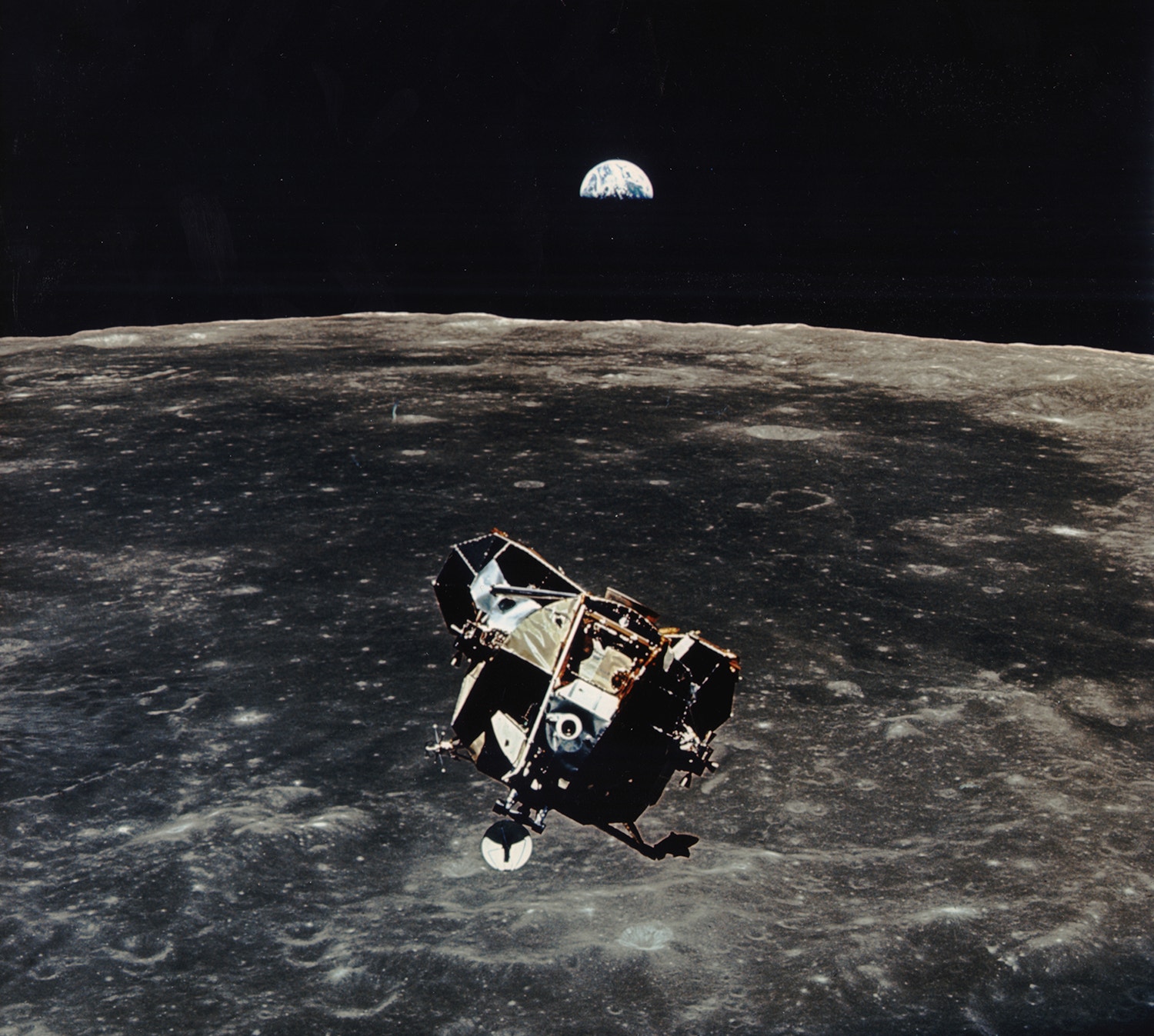  Enquanto Armstrong e Aldrin exploraram a regi&atilde;o lunar do Mar da Tranquilidade, o astronauta Michael Collins  permaneceu com o "Columbia" em &oacute;rbita lunar. /Cr&eacute;dito: NASA 