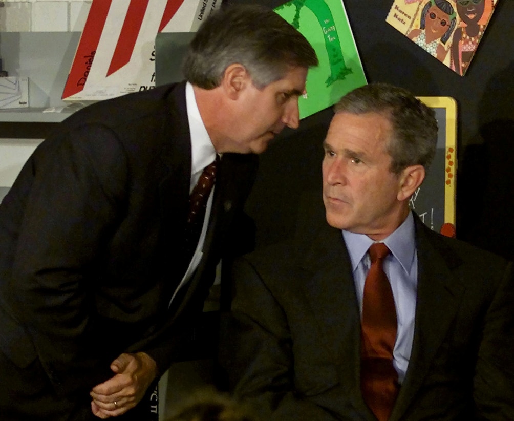  Momento em que o assessor Andrew Card segreda ao Preseidente GW Bush a not&iacute;cia do ataque | Win McNamee - Reuters 
