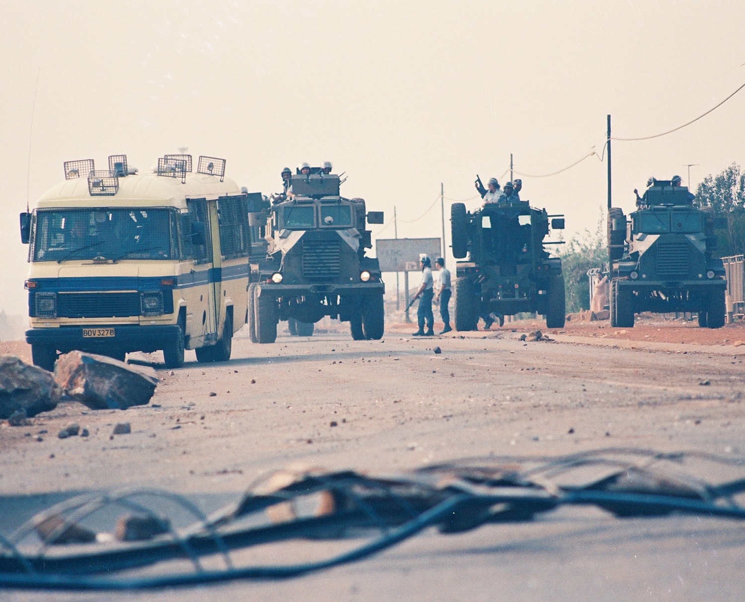  O ent&atilde;o l&iacute;der do ANC fala aos jornalistas ap&oacute;s observar &lt;i&gt;in loco&lt;/i&gt; ressaca do massacre de Sebokeng, &Aacute;frica do Sul (12 janeiro de 1991). /Foto: Ant&oacute;nio Mateus - RTP 