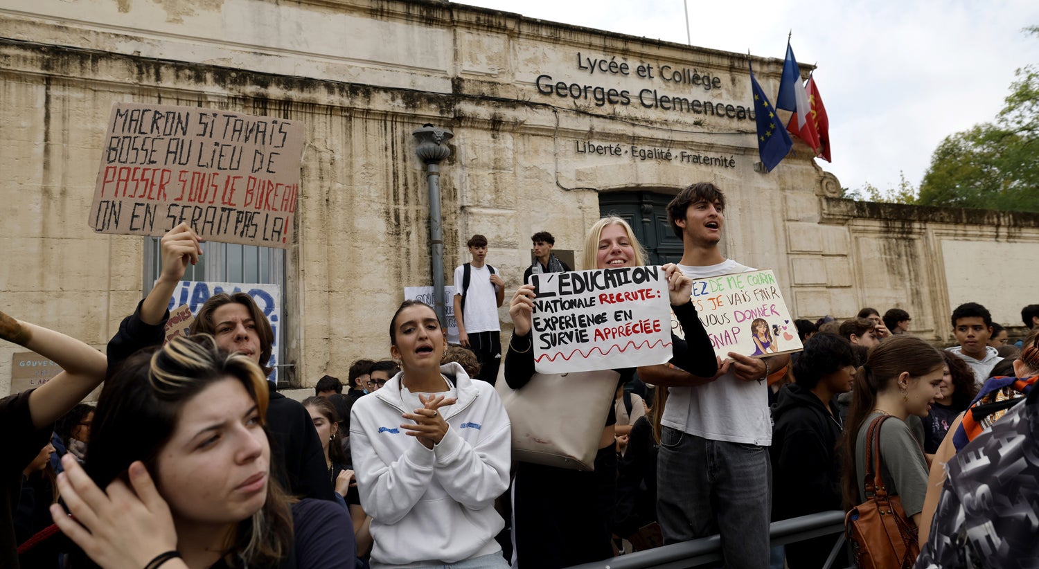 Estudantes em França continuam a bloquear escolas