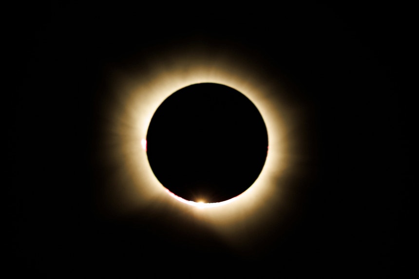 Imagem de Eclipse total do sol. O fenómeno visto a partir de Portugal