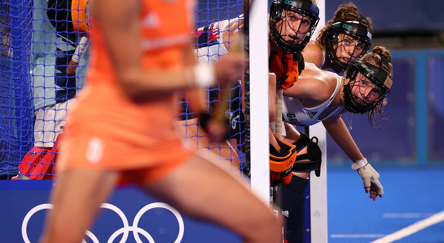  H&oacute;quei. As jogadoras da Gr&atilde;-Bretanha preparam-se para defender uma penalidade. | Foto: Bernadett Szabo - Reuters 