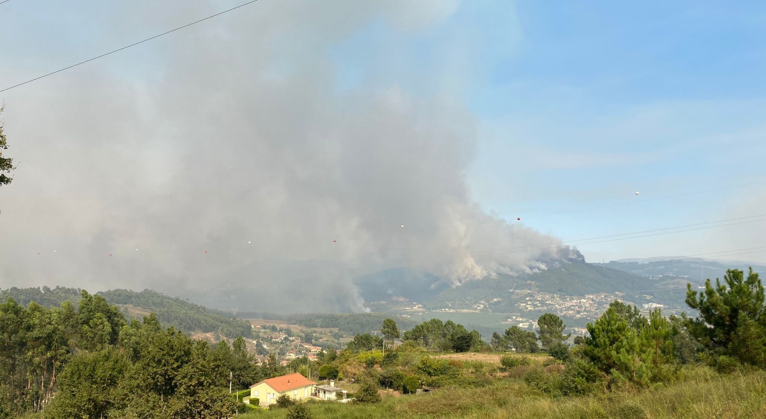  Cen&aacute;rio durante inc&ecirc;ndio perto de P&oacute;voa de Lanhoso. / Foto: Pedro Miguel Gomes - RTP 