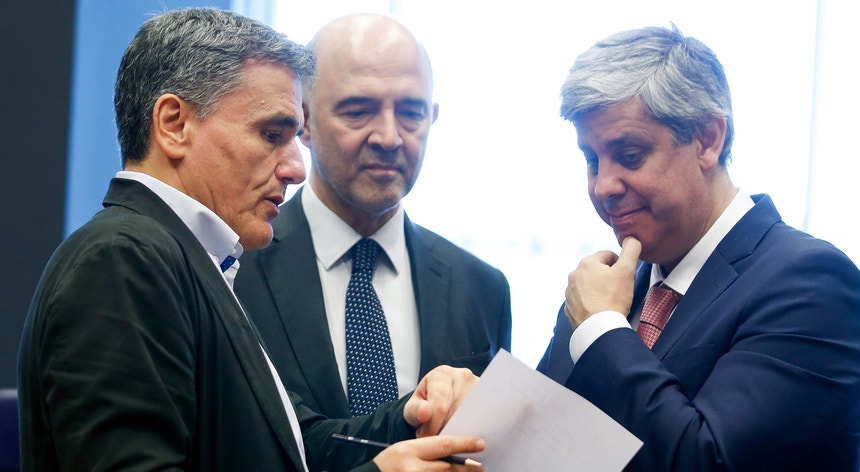 O ministro grego das Finanças, Euclid Tsakalotos, conversa com o comissário europeu Pierre Moscovici e o presidente do Eurogrupo, Mário Centeno
