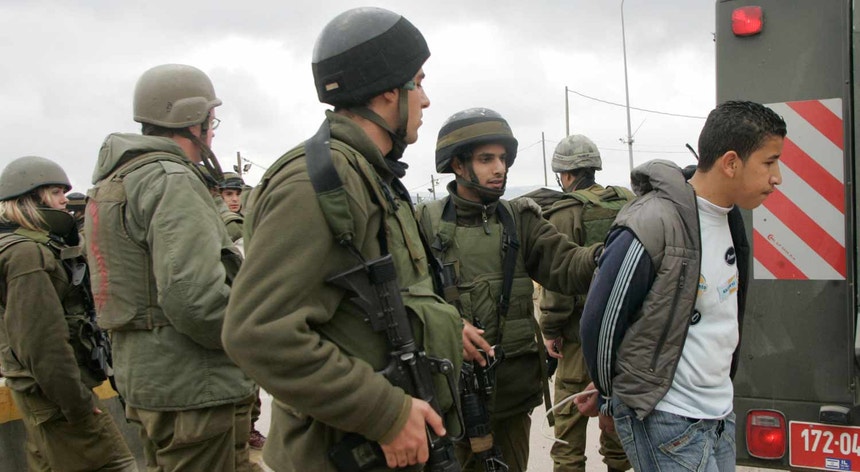 Detenção de um jovem palestiniano num check point israelita
