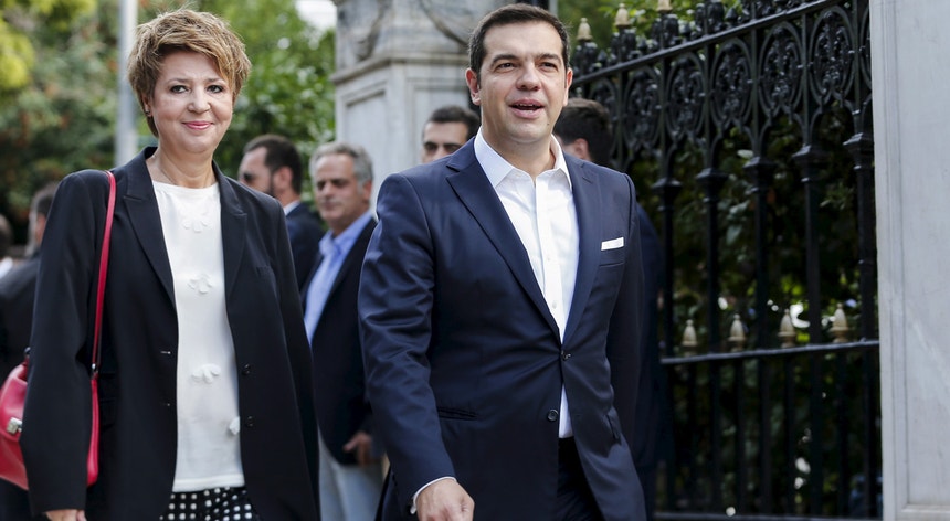Primeiro-ministro Alexis Tsipras acompanhado de Olga Gerovasil
