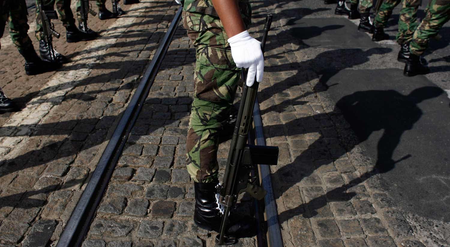 Governo quer atrair jovens para o servi�o militar