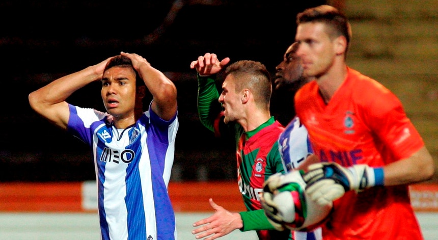 Alex Sandro, à esquerda na foto, está de saída do FC Porto
