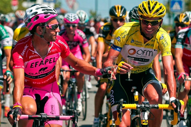 Rui Sousa (esq.) brinda com Alejandro Marque, vencedor da Volta a Portugal em bicicleta
