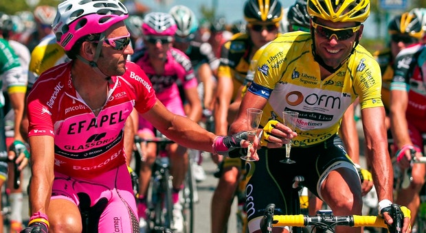 Rui Sousa (esq.) brinda com Alejandro Marque, vencedor da Volta a Portugal em bicicleta
