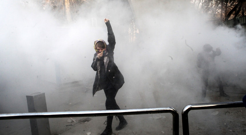 Imagem de um manifestante num protesto contra o Governo, em Teerão, a 30 de dezembro.  
