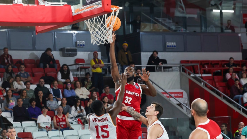 Terrell Carter, o melhor marcador encarnado, tenta conduzir a equipa para o ataque
