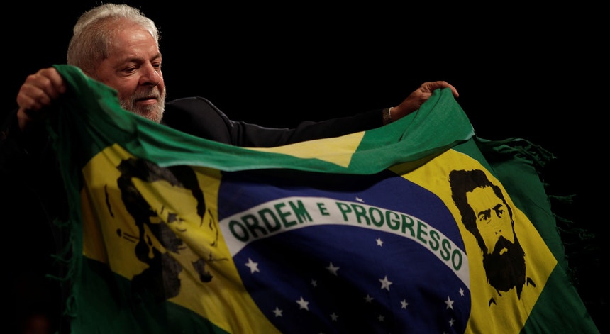 Luiz Inácio Lula da Silva agitando uma bandeira do Brasil durante uma ação de apoio à sua pré.candidatura ao Planalto, a 17 de jneiro de 2018

