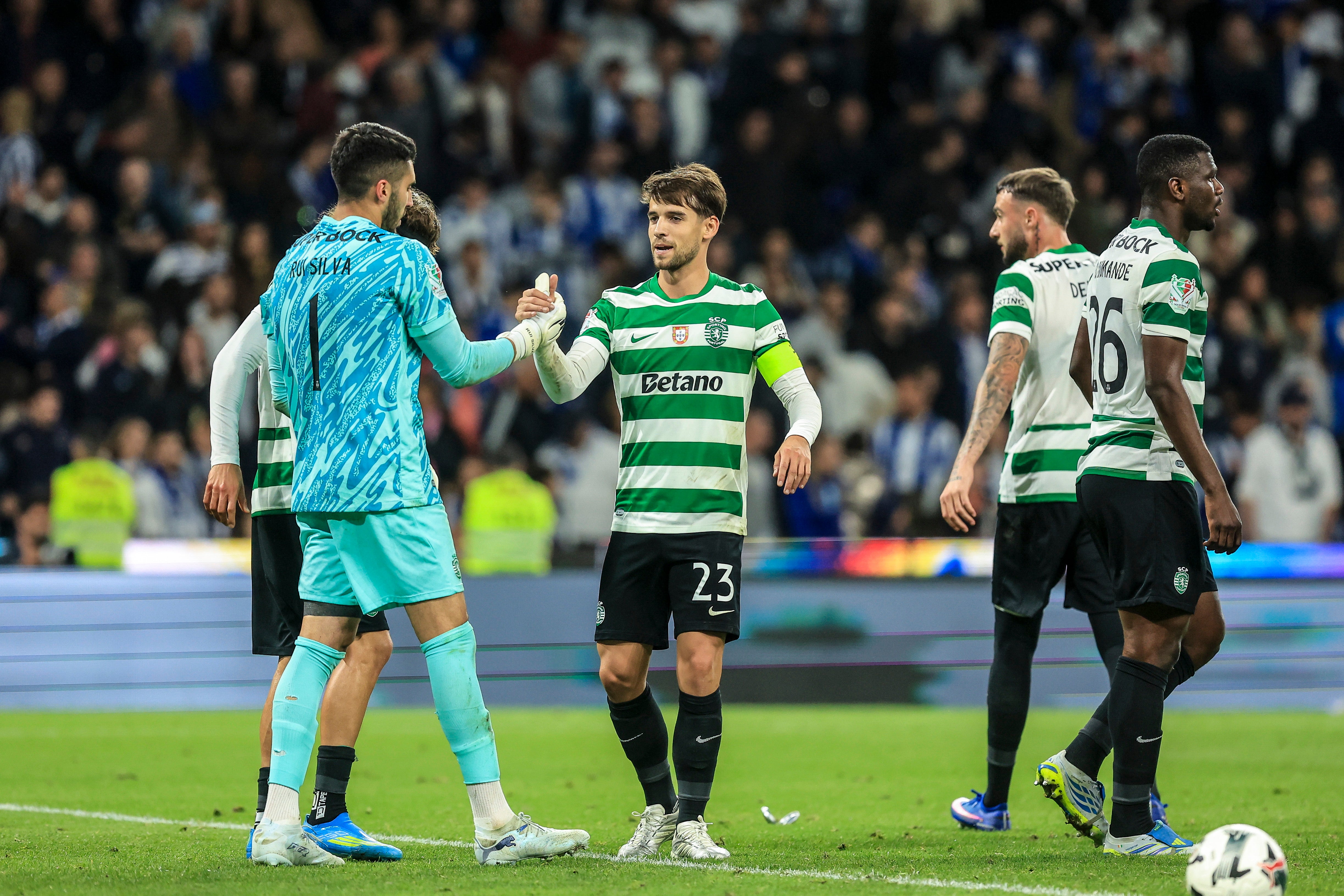 Sporting recebe Tondela pressionado na luta pela 'Champions'