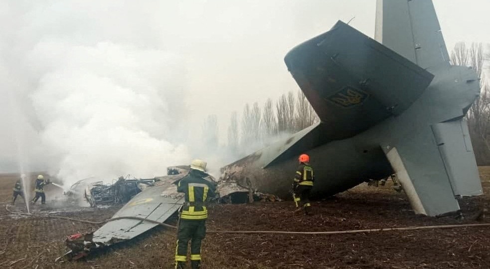  Antonov da For&ccedil;a A&eacute;rea ucraniana abatido por militares russos a 24 de fevereiro | Gabinete de Imprensa dos Servi&ccedil;os de Emerg&ecirc;ncia ucranianos - Reuters 