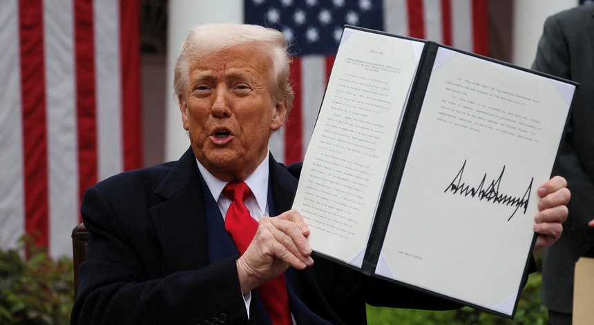 Imagem de Supremo Tribunal dos EUA considera grande parte das tarifas de Trump ilegais