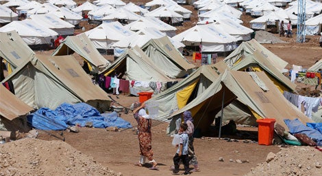 Deslocados Yazidis no campo de Nowruz a 16 de agosto de 2014, no norte da S&iacute;ria, que tem estado a ser abastecido com aux&iacute;lio da ACNUR via Damasco (Foto: Reuters)