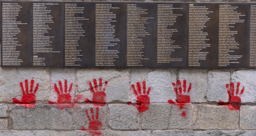 Mãos vermelhas grafitadas no "Muro dos Justos" no exterior do memorial da Shoah em Paris, a 14 de maio de 2024, depois de o monumento ter sido vandalizado durante a noite. 

