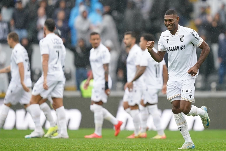 Imagem relacionada com a notícia: Gustavo Silva, à direita na foto, poderá ser uma das novidades no "onze" inicial
