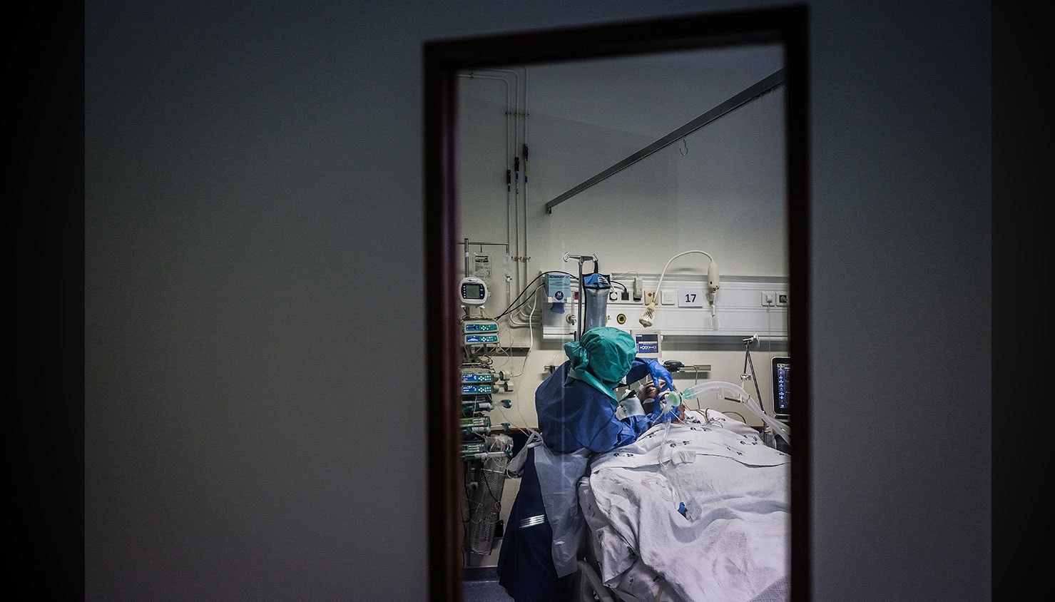  : Uma enfermeira observa um doente ventilado na Unidade de cuidados intensivos dos doentes com Covid-19. / M&aacute;rio Cruz - Lusa 